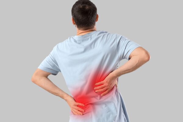 Dor crônica aumenta o risco de pressão alta. (Foto: Pixelshot via Canva)