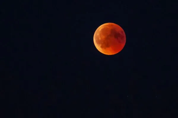 Eclipse lunar total deixará a Lua vermelha no Brasil (Imagem: Getty Images via Canva)