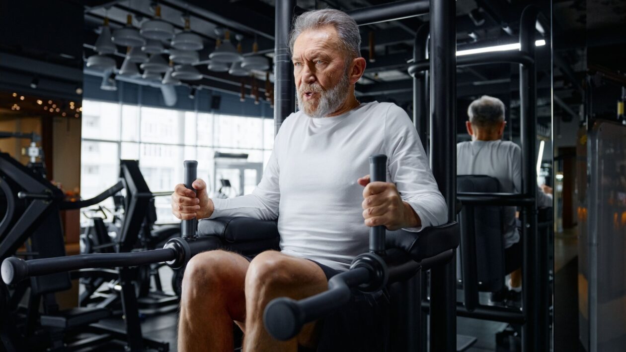 Regeneração muscular fica mais lenta com a idade. (Foto: Nomad Soul Photos via Canva)