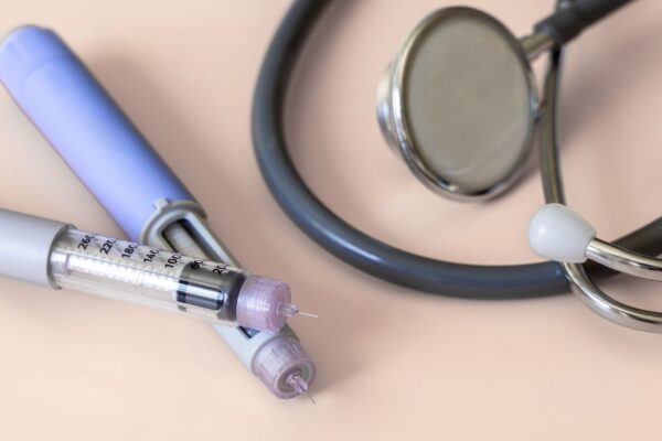 Anvisa alerta para risco de pancreatite com canetas GLP-1. (Foto: Getty Images via Canva)