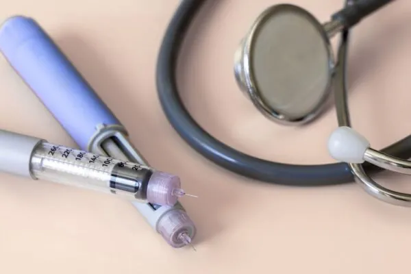 Anvisa alerta para risco de pancreatite com canetas GLP-1. (Foto: Getty Images via Canva)