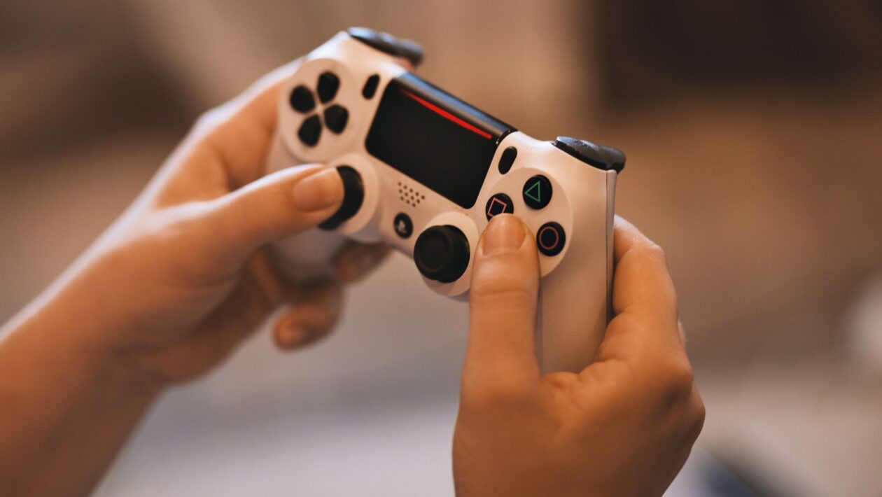 Estudo aponta limite seguro para jogar videogame. (Foto: Pexels via Canva)