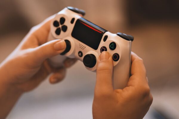 Estudo aponta limite seguro para jogar videogame. (Foto: Pexels via Canva)
