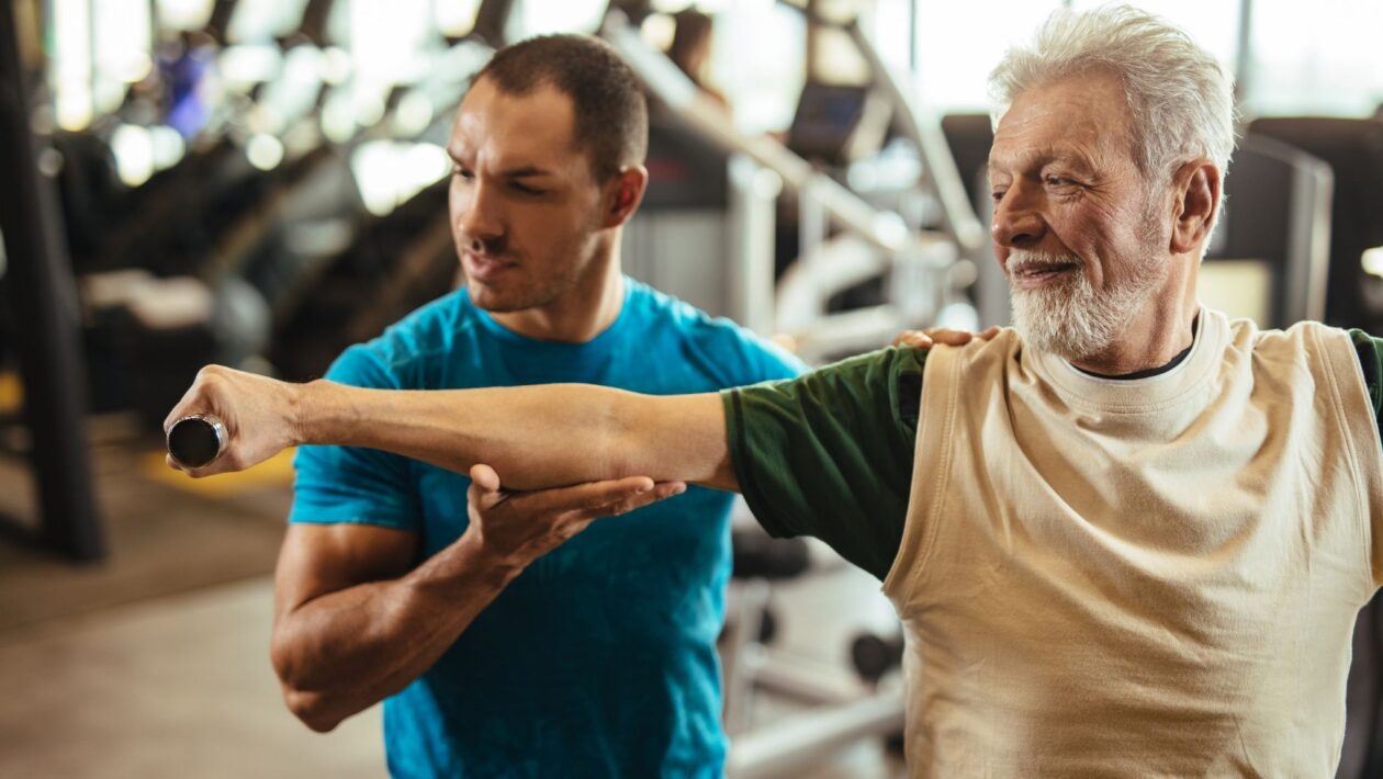 Exercício estimula fígado a proteger o cérebro. (Foto: Getty Images via Canva)
