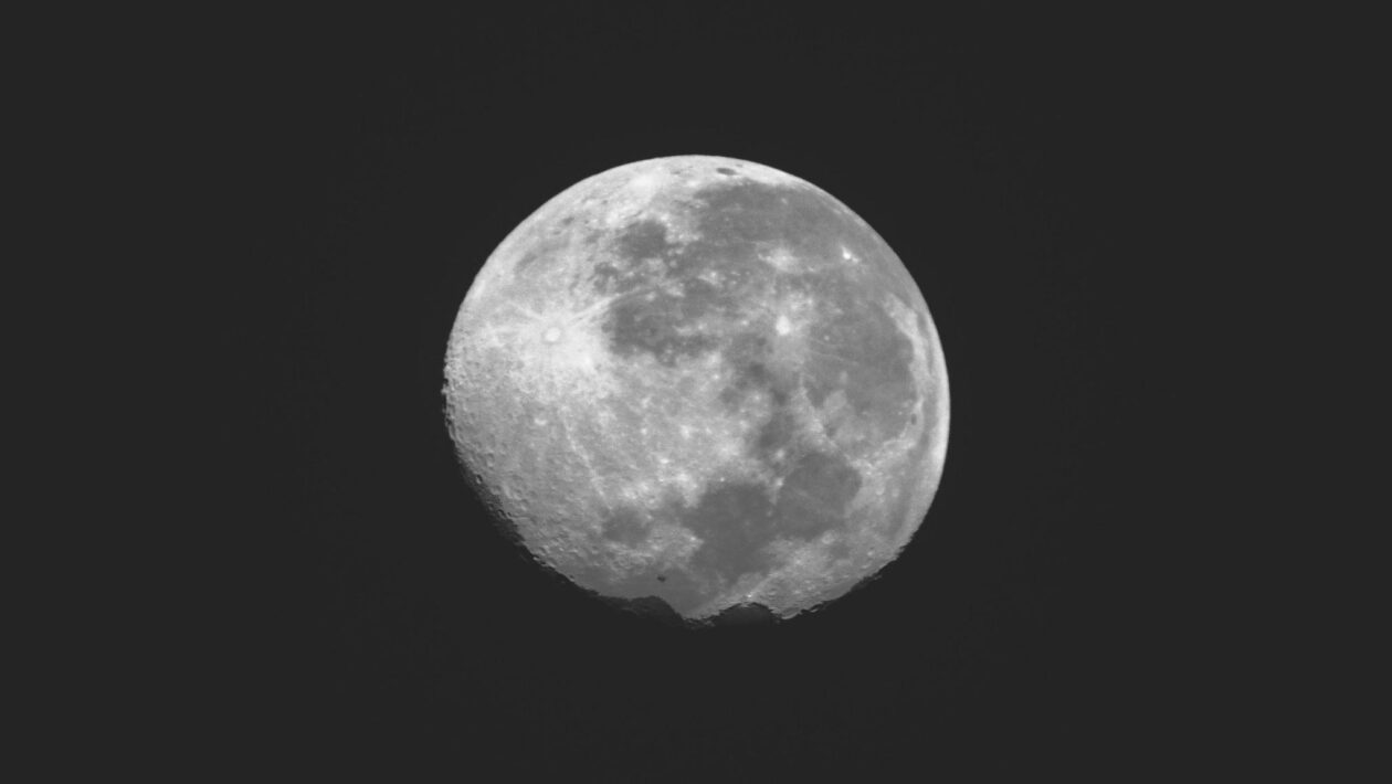 Lua hoje está minguante e se aproxima de um novo ciclo lunar (Imagem: Pexels via Canva)