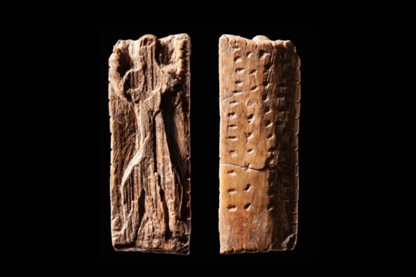 Com cerca de 38 mil anos, a peça exibe figura humana e fileiras de entalhes (Imagem: Landesmuseum Württemberg / Hendrik Zwietasch, CC BY 4.0)