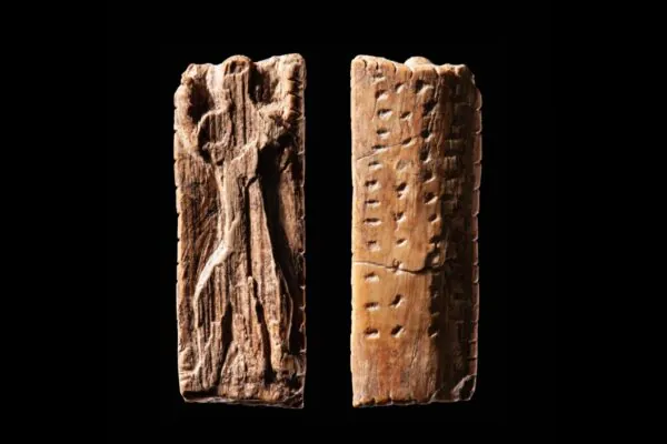 Com cerca de 38 mil anos, a peça exibe figura humana e fileiras de entalhes (Imagem: Landesmuseum Württemberg / Hendrik Zwietasch, CC BY 4.0)