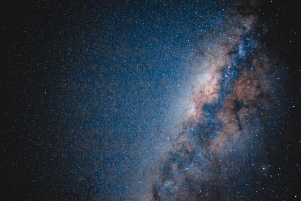 Matéria escura pode não existir? Nova teoria desafia a cosmologia (Imagem: Pexels via Canva)