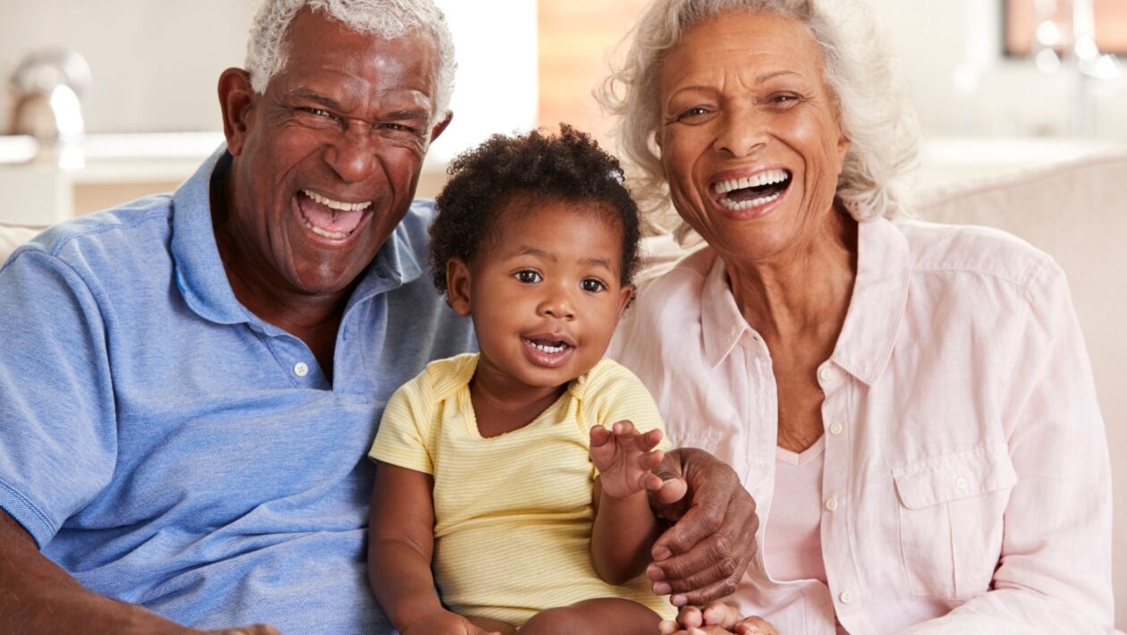 Atividades com netos estimulam o cérebro na terceira idade. (Foto: Business Images via Canva)