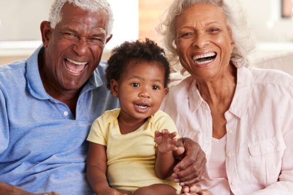 Atividades com netos estimulam o cérebro na terceira idade. (Foto: Business Images via Canva)