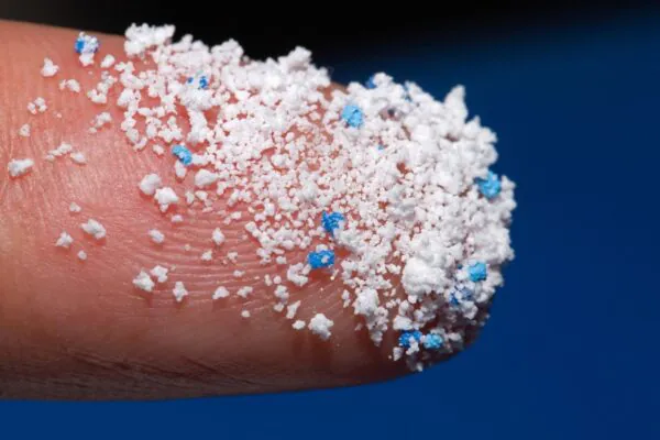 Partículas plásticas são detectadas na próstata. (Foto: Pcess609 via Canva)