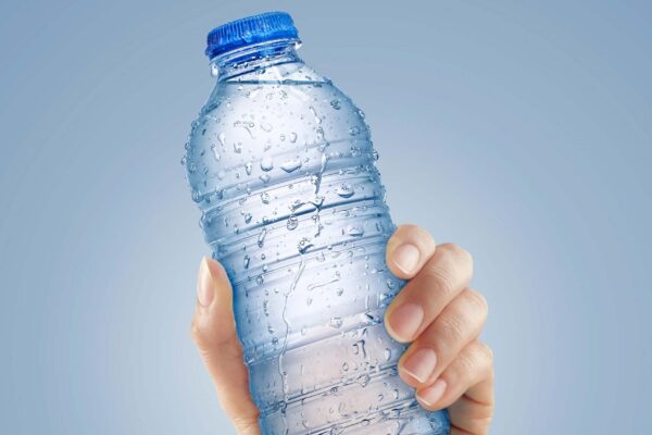 Água engarrafada pode ter mais microplásticos que a da torneira (Imagem: Getty Images via Canva)