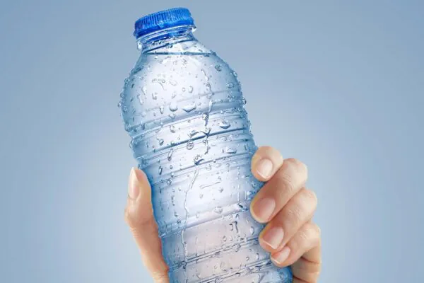 Água engarrafada pode ter mais microplásticos que a da torneira (Imagem: Getty Images via Canva)
