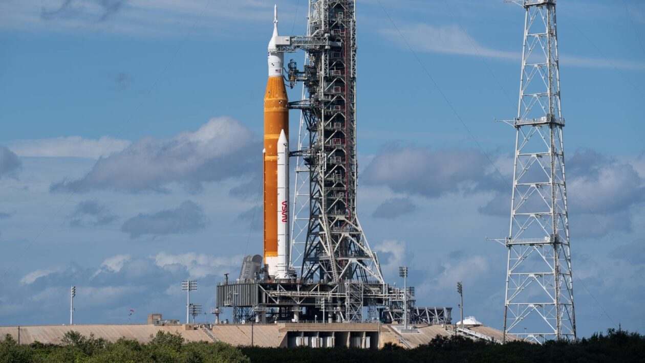 Falhas técnicas adiam missão que levará humanos além da Lua (Imagem: NASA/Joel Kowsky)