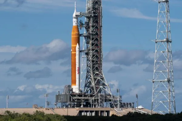Falhas técnicas adiam missão que levará humanos além da Lua (Imagem: NASA/Joel Kowsky)