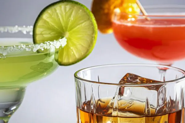 Mesmo doses pequenas de álcool com medicamentos são perigosas. (Foto: Octavian Grigorescu's Images via Canva)