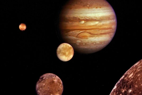 Composição de imagens da Voyager 1 mostra Júpiter e suas luas galileanas (1979) (Imagem: NASA CC0 Images)