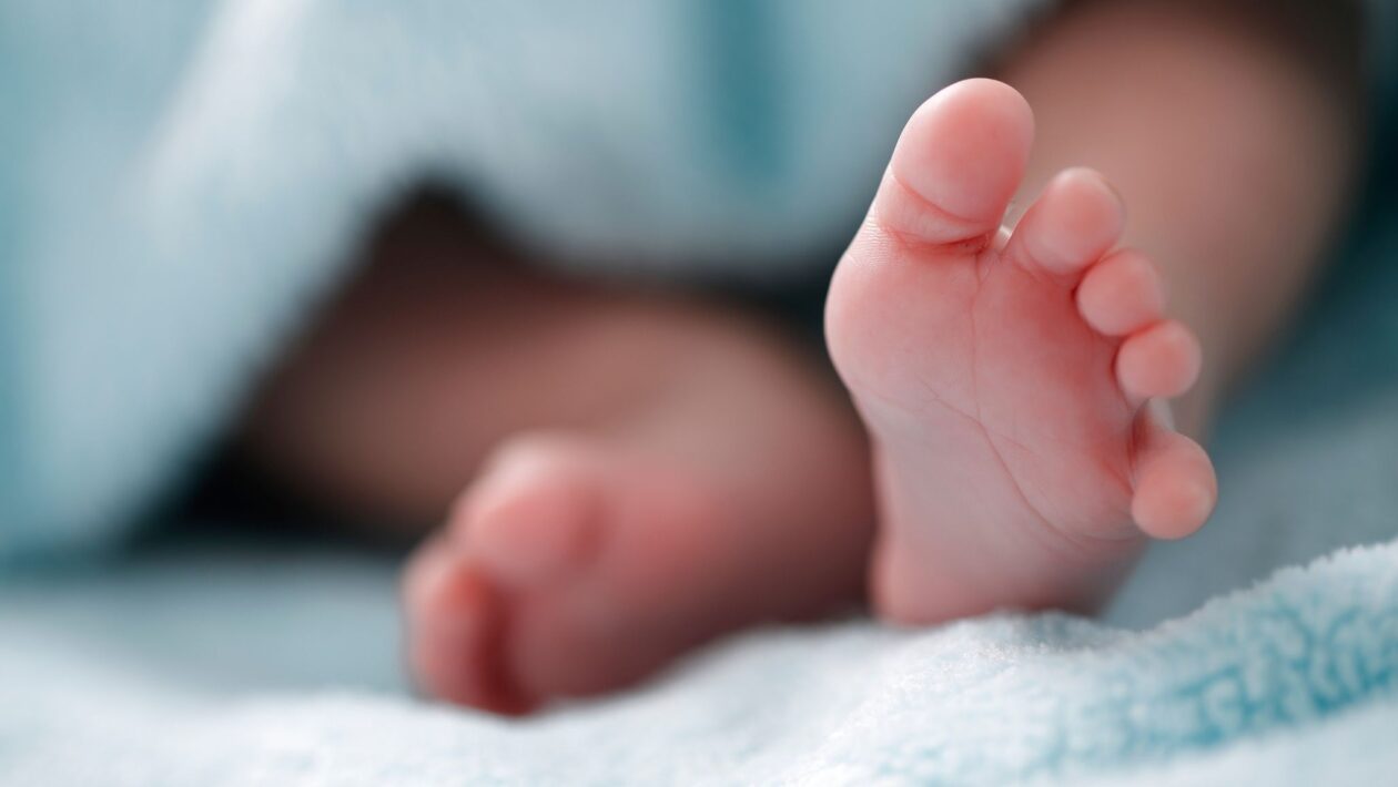 Fenilcetonúria exige controle desde o nascimento. (Foto: Getty Images via Canva)