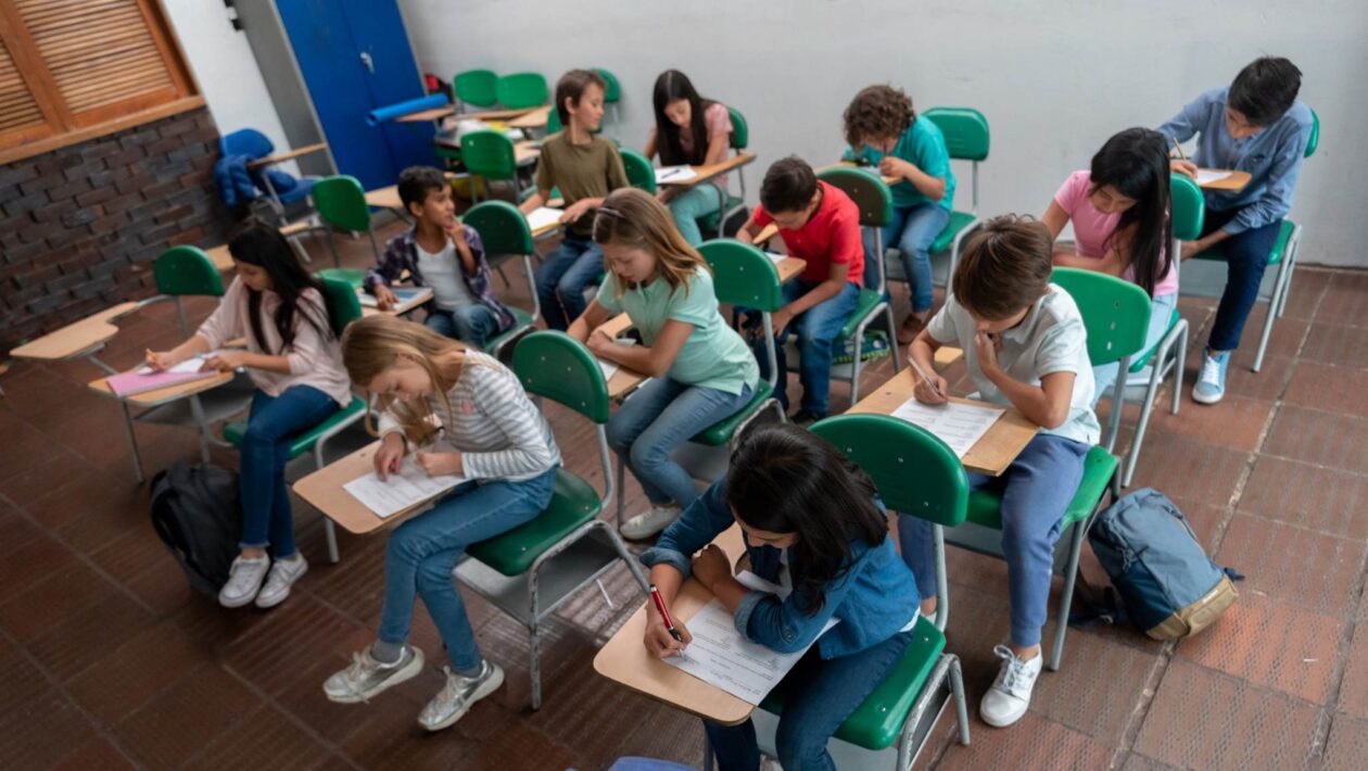 Calor extremo aumenta risco de evasão nas escolas públicas (Imagem: Getty Images via Canva)