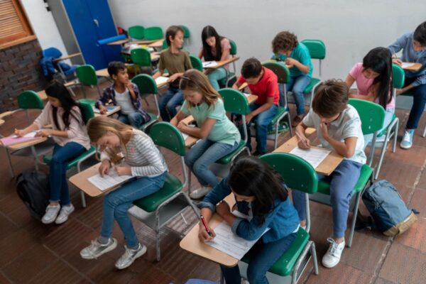 Calor extremo aumenta risco de evasão nas escolas públicas (Imagem: Getty Images via Canva)