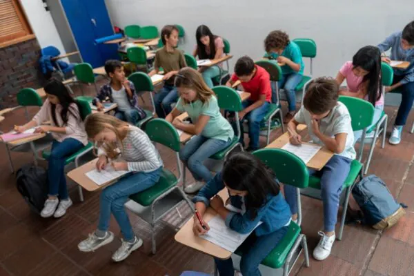 Calor extremo aumenta risco de evasão nas escolas públicas (Imagem: Getty Images via Canva)
