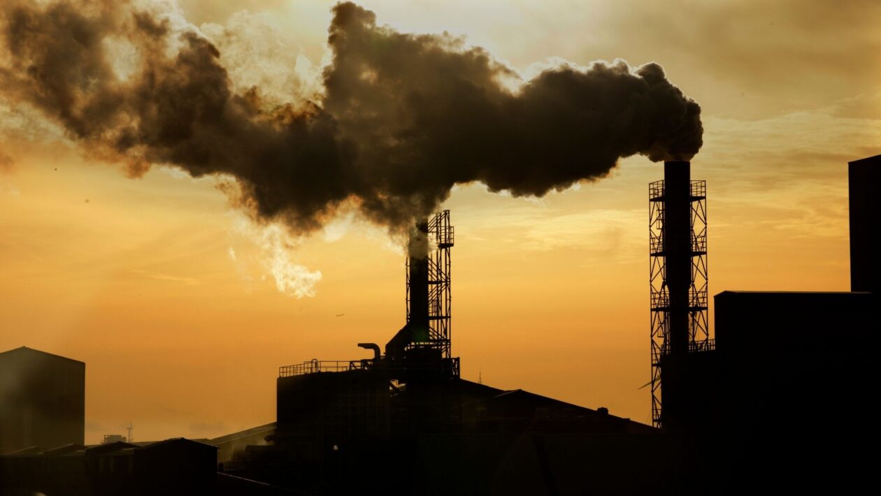 Poluição do ar aumenta risco de Alzheimer. (Foto: Pixabay via Canva)