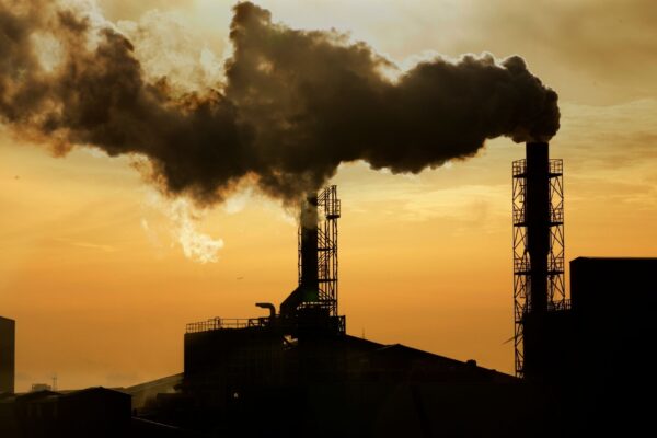 Poluição do ar aumenta risco de Alzheimer. (Foto: Pixabay via Canva)