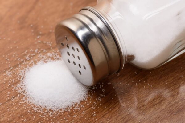 Reduzir sódio é simples e salva vidas a longo prazo. (Foto: Chonesstock Canva)