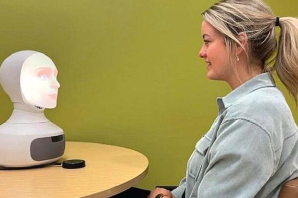 Robô com IA começa a orientar pacientes dentro do hospital (Imagem: University of Twente)