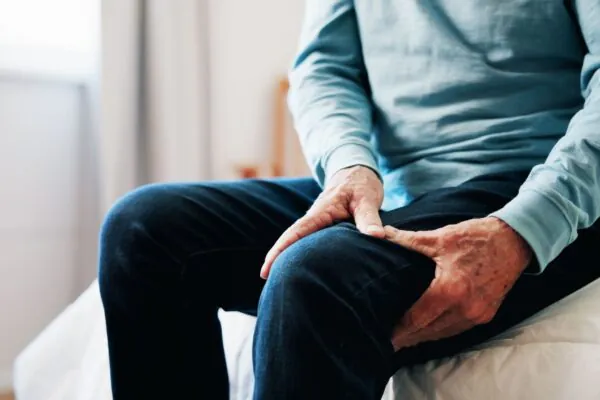 Fibromialgia exige cuidado físico e emocional integrado. (Foto: YuriArcurs via Canva)