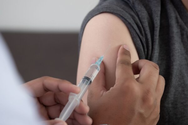 MG inicia vacinação contra chikungunya. (Foto: Getty Images via Canva)