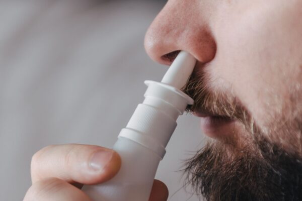 Spray nasal pode proteger contra vários vírus. (Foto: Jacqueline Caballero via Canva)