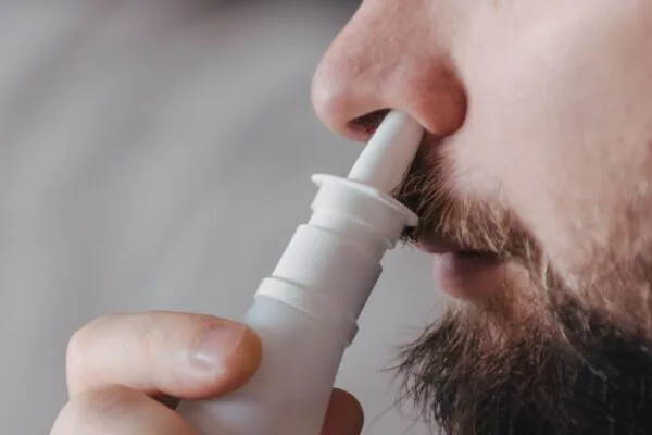 Spray nasal pode proteger contra vários vírus. (Foto: Jacqueline Caballero via Canva)