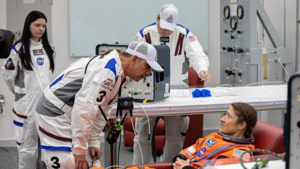 Christina Koch testa traje espacial para Artemis II durante simulação de lançamento no Kennedy Space Center (Imagem: NASA/Glenn Benson)