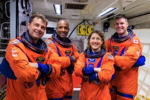 Astronautas da Artemis II testam acesso à nave no Kennedy Space Center antes do lançamento (Imagem: NASA/Frank Michaux)