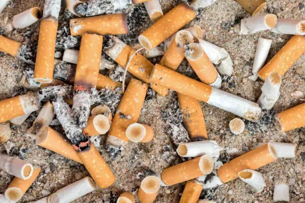 Bitucas de cigarro são o lixo mais comum do planeta (Imagem: Getty Images via Canva)