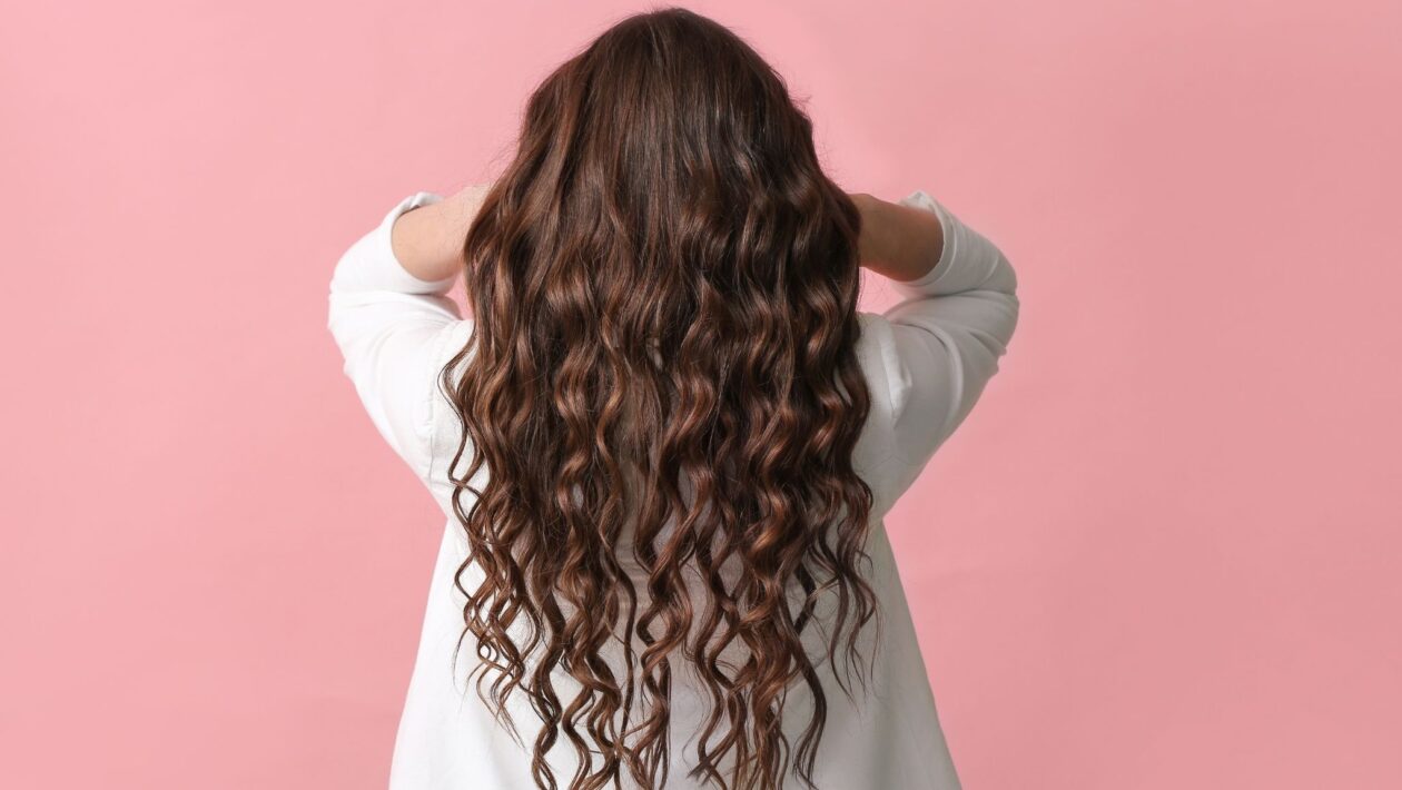 Ciência aponta métodos que podem estimular crescimento capilar. (Foto: Pixelshot via Canva)