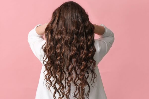 Ciência aponta métodos que podem estimular crescimento capilar. (Foto: Pixelshot via Canva)