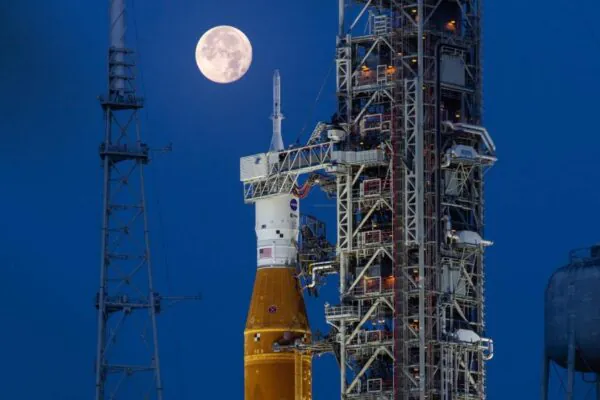 Lua cheia ilumina SLS e Orion durante preparativos iniciais do programa Artemis (Imagem: NASA/Cory Huston)