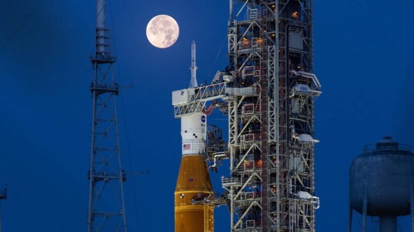 Lua cheia ilumina SLS e Orion durante preparativos iniciais do programa Artemis (Imagem: NASA/Cory Huston)