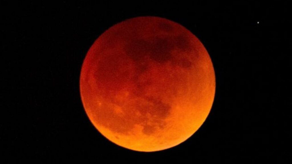 Tons carmesim dominam o céu no eclipse lunar total. (Imagem: Reprodução/ X)

