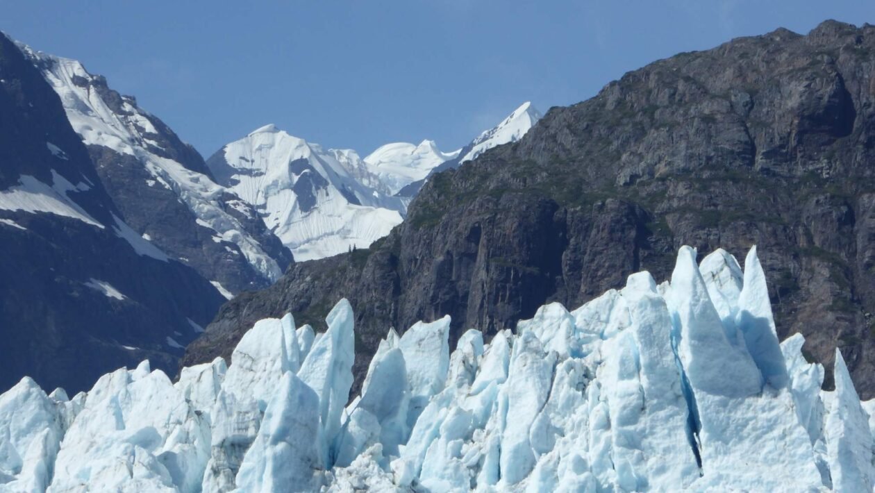 Gelo do Alasca desaparece rápido e expõe comunidades a riscos crescentes (Imagem: Getty Images via Canva)