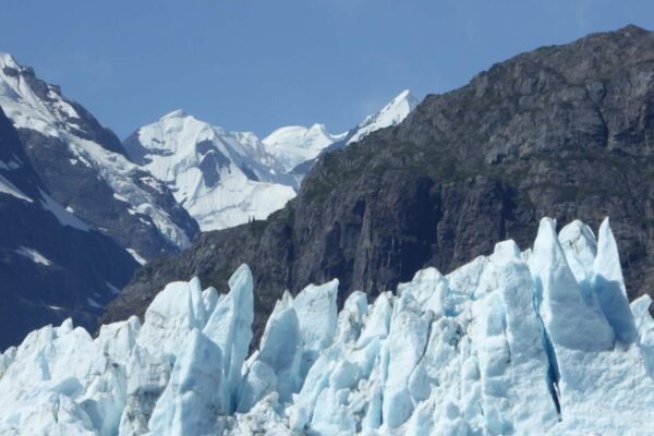 Gelo do Alasca desaparece rápido e expõe comunidades a riscos crescentes (Imagem: Getty Images via Canva)