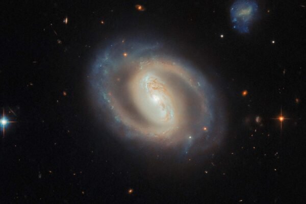 Hubble revela galáxia IC 486 com buraco negro ativo e novas estrelas (Imagem: ESA/Hubble e NASA, MJ Koss, AJ Barth)