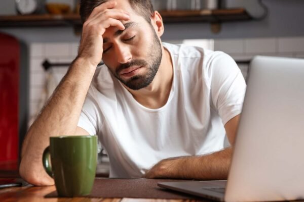 Uso excessivo de IA pode causar fadiga mental e reduzir sua produtividade (Imagem: Dean Drobot via Canva)