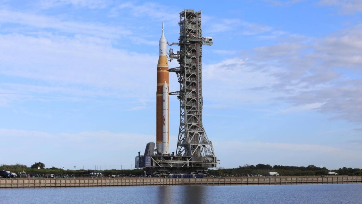 Transportador da NASA leva foguete Artemis II e nave Orion rumo à plataforma 39B (Imagem: NASA/Kim Shiflett)