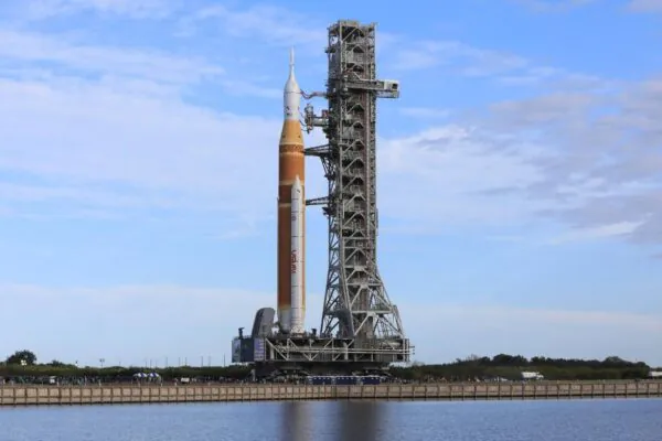 Transportador da NASA leva foguete Artemis II e nave Orion rumo à plataforma 39B (Imagem: NASA/Kim Shiflett)