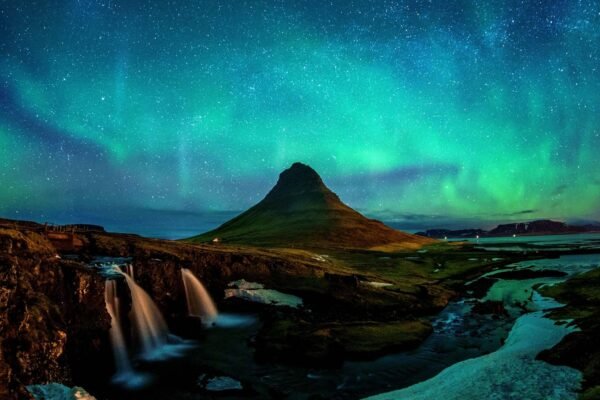 Aurora boreal gigante ilumina o Atlântico Norte e impressiona cientistas (Imagem: Getty Images via Canva)