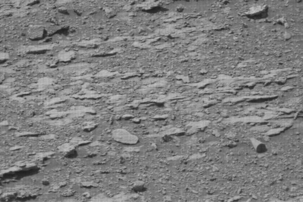 Objeto cilíndrico em Marte intriga cientistas e gera debate (Imagem: NASA/JPL-Caltech/MSSS)