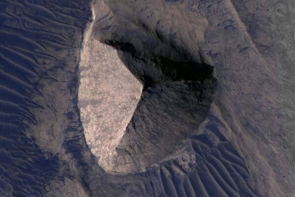 Formação em Marte impressiona por semelhança com pirâmide, mas tem origem natural (Imagem: NASA/JPL-Caltech/UArizona)